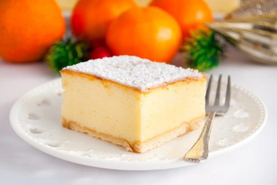Sernik este un desert tradițional polonez, care este similar cu cheesecake-ul. Este un tort de brânză dulce