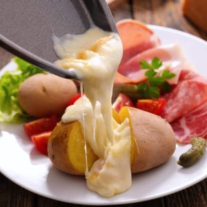 Raclette este un fel de mâncare tradițională din Alpii Francezi si Elvetieni, care constă în topirea și servirea brânzei raclette.