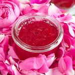 Dulceață de trandafiri. Un produs dulce obținut prin gătitul petalelor de trandafiri cu zahăr. Are un gust distinctiv și o aromă delicată.